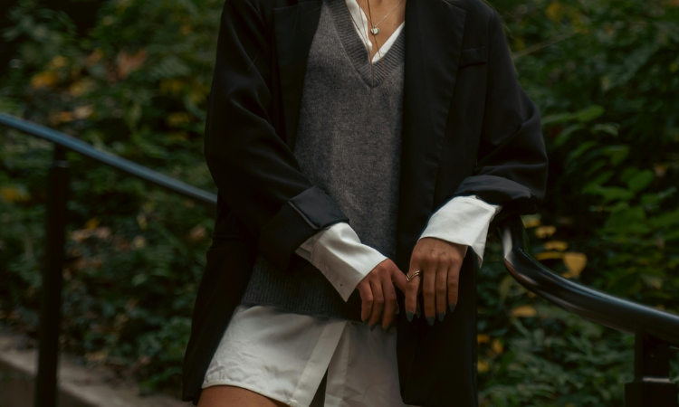 Ilustrasi kombinasi kemeja putih, cardigan, dengan blazer oversized/pexels - Image