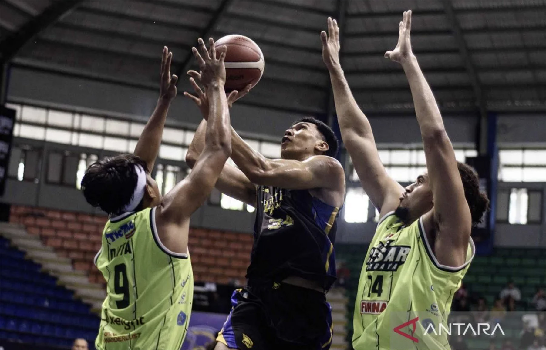 Laga Pacific vs Prawira. - Image