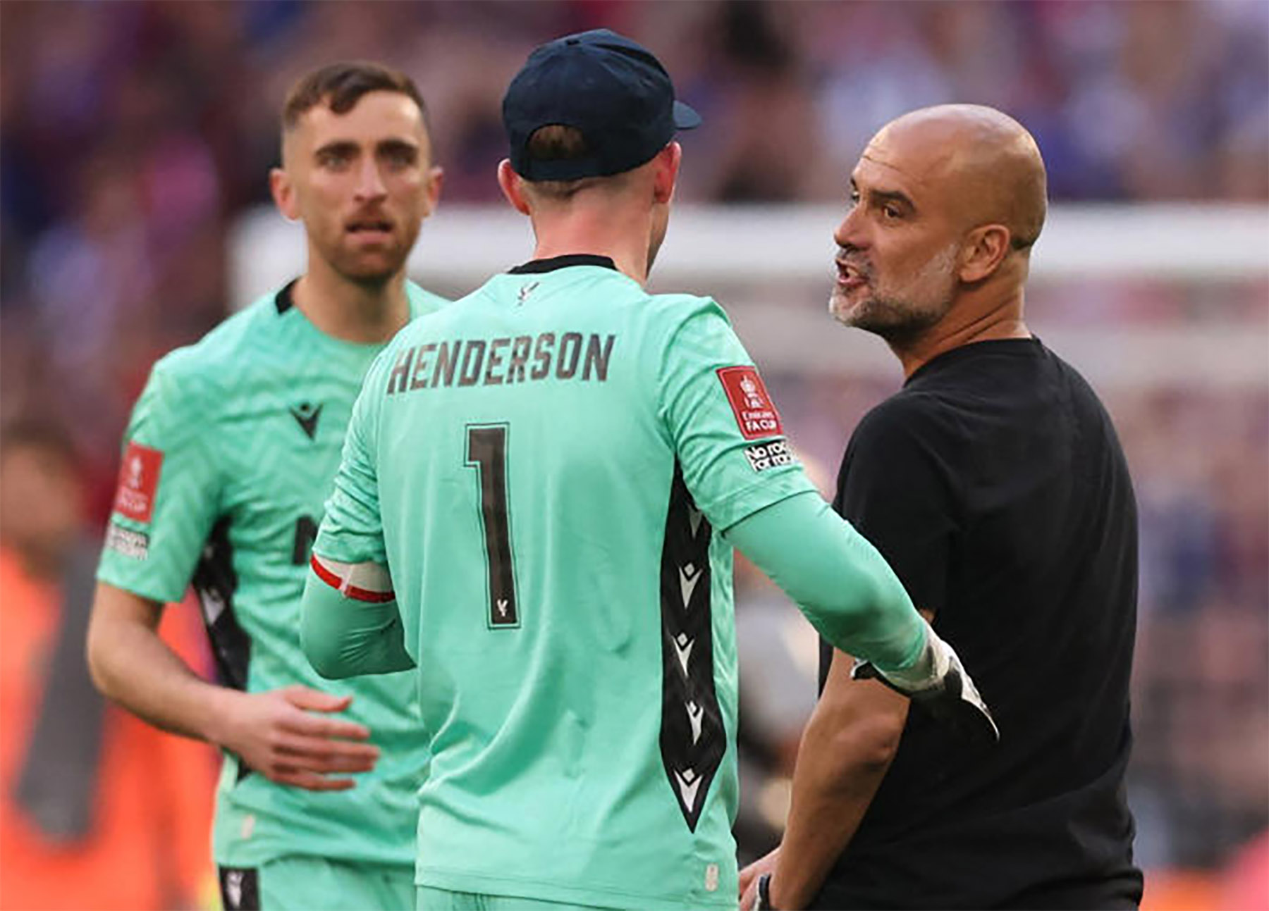 Pep Guardiola dan Dean Henderson saat terlibat perdebatan. (Evening Standard) - Image