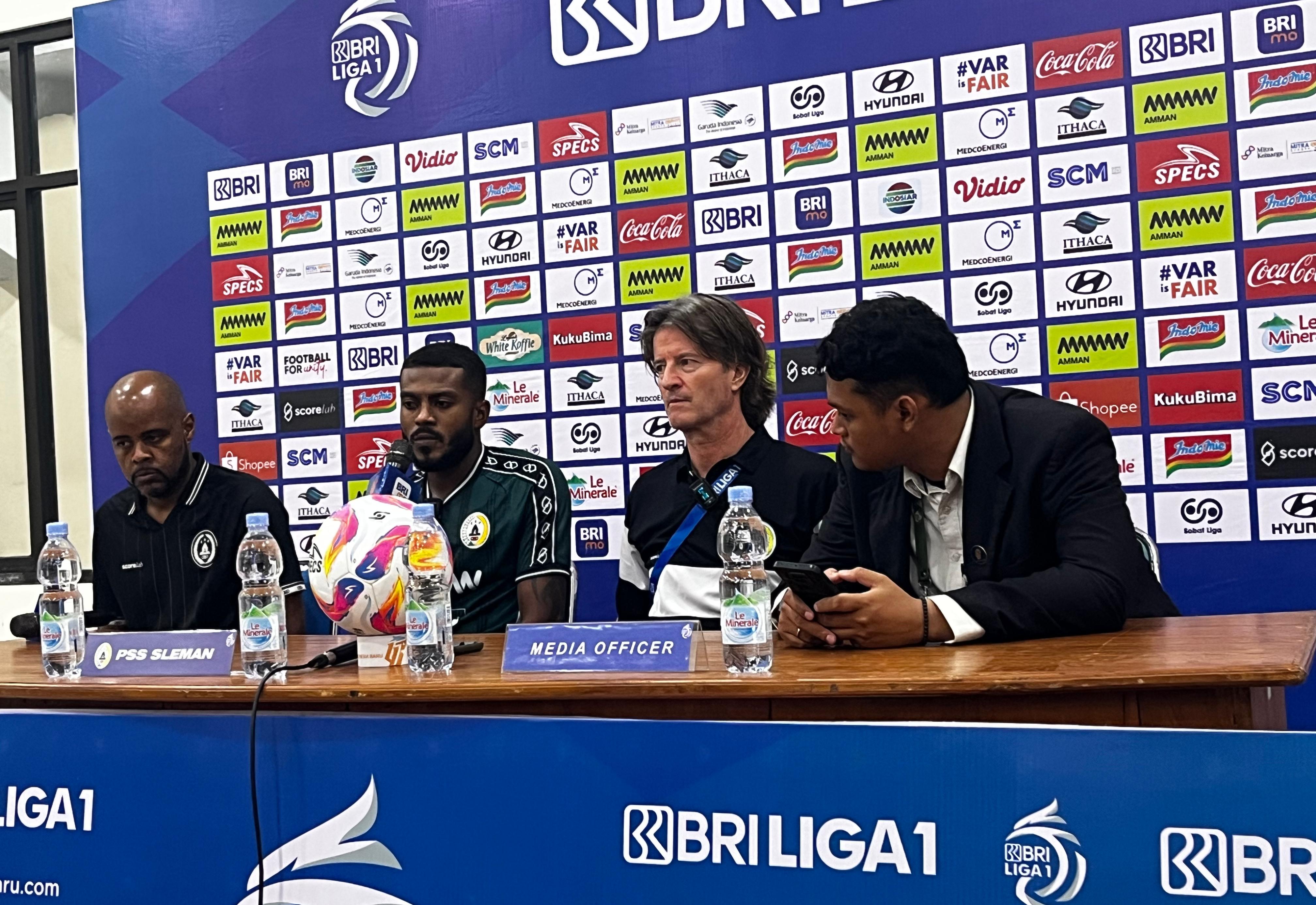 Pelatih PSS Sleman, Pieter Huistra, dalam sesi konferensi pers. (Alvin Fahrizal Bayyuni/JawaPos.com) - Image