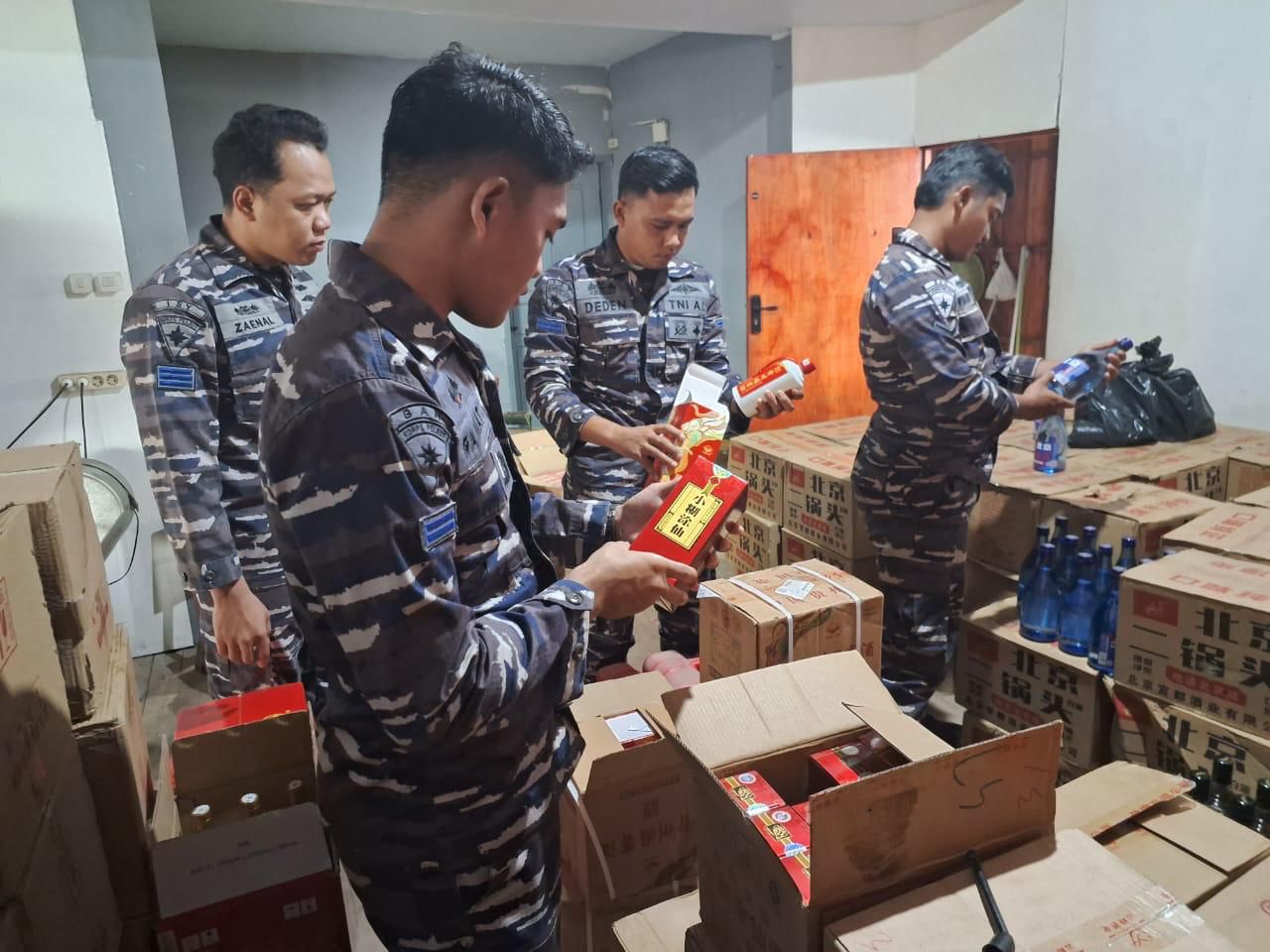 Barang bukti miras dan rokok ilegal yang diamankan di Perairan Bahodopi, Morowali, Sulteng oleh TNI AL. (TNI AL) - Image