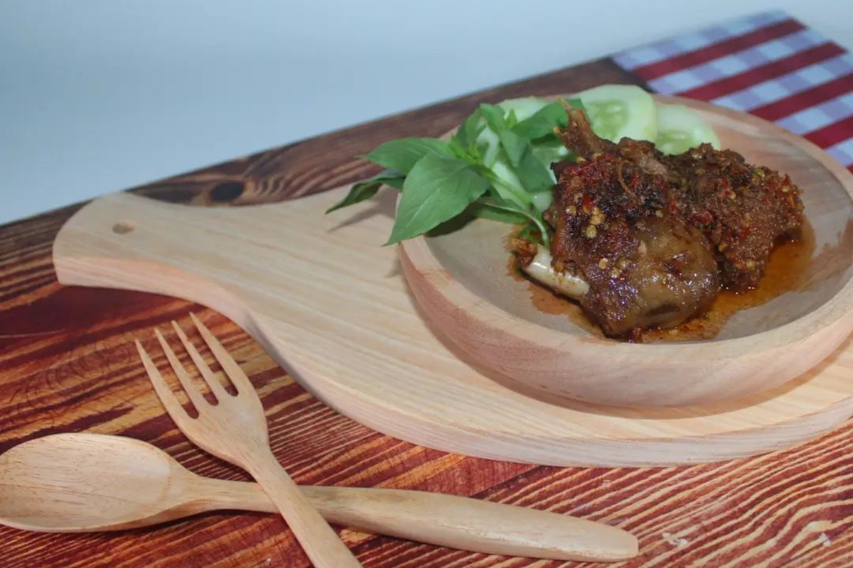 Sajian bebek rica-rica pedas di Warung Makan Bu Al, Surabaya. (Instagram/@dapur.mak.ndut) - Image