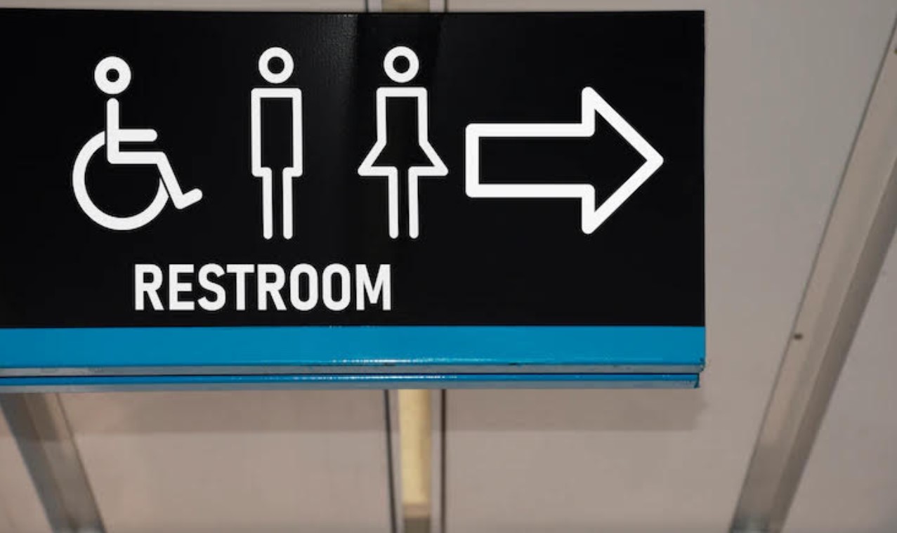 Ilustrasi seseorang yang merasa tidak nyaman atau menghindari penggunaan fasilitas toilet di tempat umum karena alasan pribadi./FREEPIK - Image