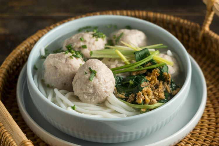 Ilustrasi- Bakso solo enak di Surabaya. (freepik) - Image