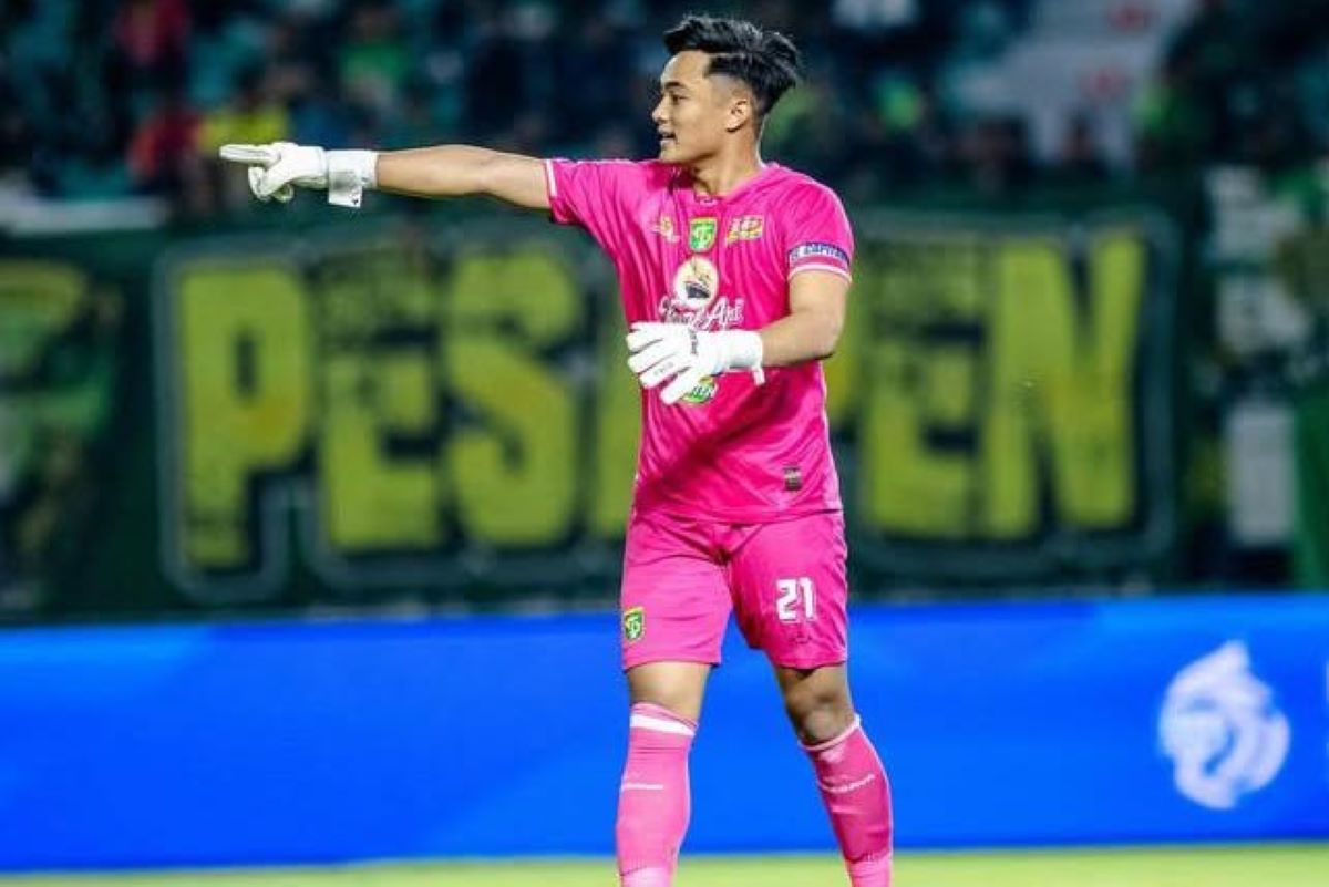 Penjaga gawang Persebaya Ernando Ari. (@nandoariiiss) - Image