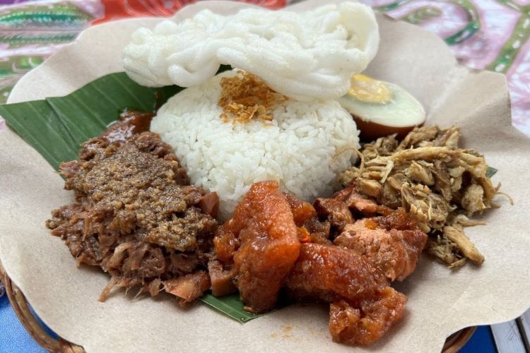 Kuliner gudeg viral dan terkenal di Surabaya (Budiono Sukses-Youtube) - Image