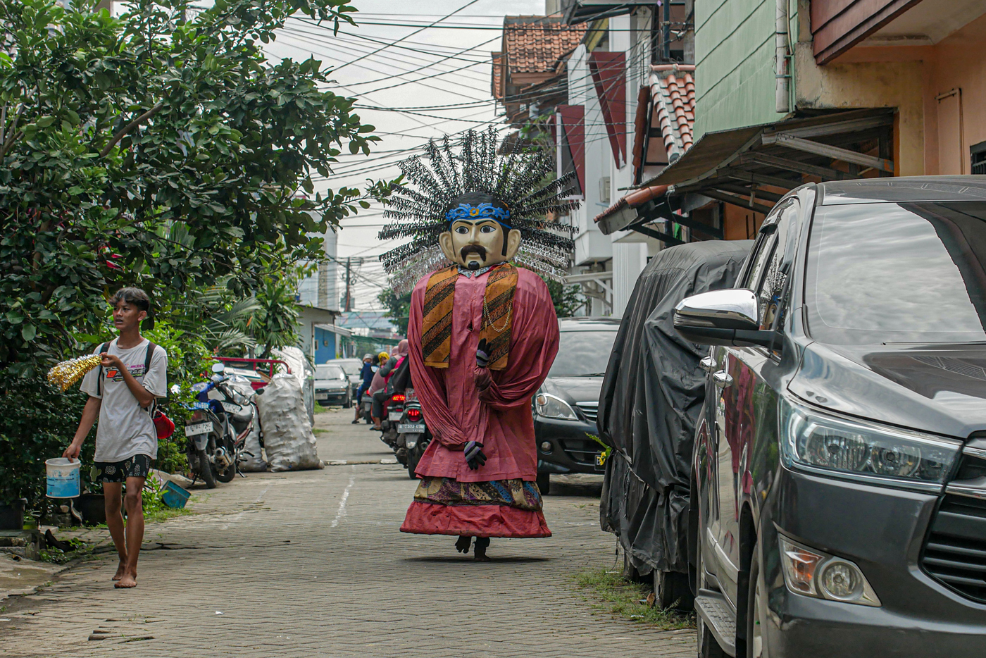 Pengamen Ondel-Ondel. Dinas Kebudayaan DKI Jakarta menegaskan larangan penggunaan ondel-ondel untuk mengemis, menjaga nilai budaya Betawi. (Hanung Hambara/Jawa Pos)