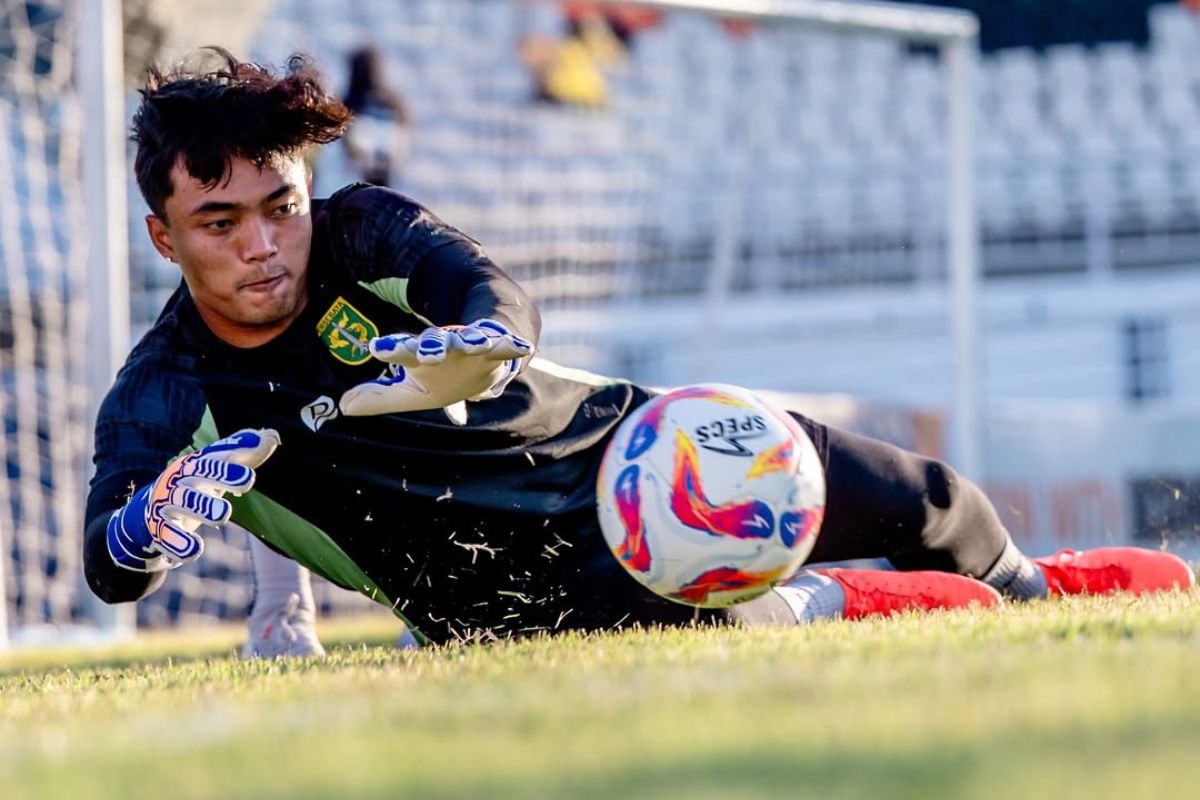 Kiper utama Persebaya Surabaya Ernando Ari Sutaryadi. (Istimewa) - Image