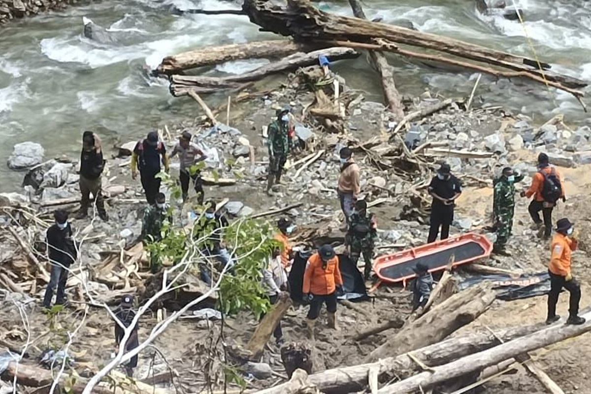 Tim gabungan melanjutkan pencarian korban banjir bandang di Pegunungan Arfak, Selasa (20/5). (istimewa) - Image