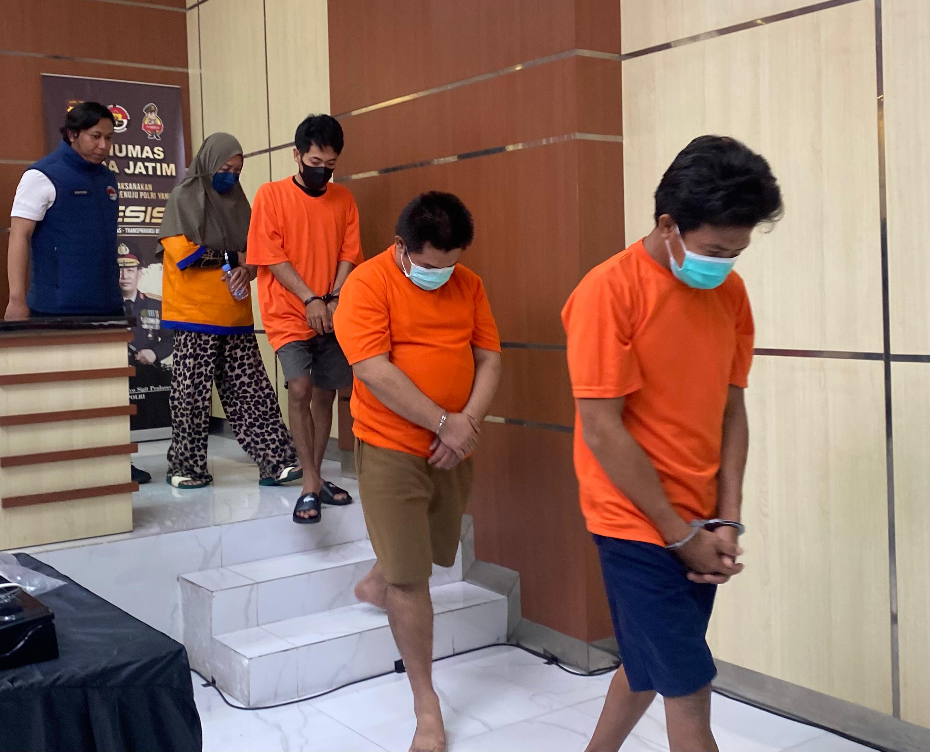 Empat tersangka pengedar narkoba dari jaringan Malaysia. (Juliana Christy / JawaPos.com) - Image