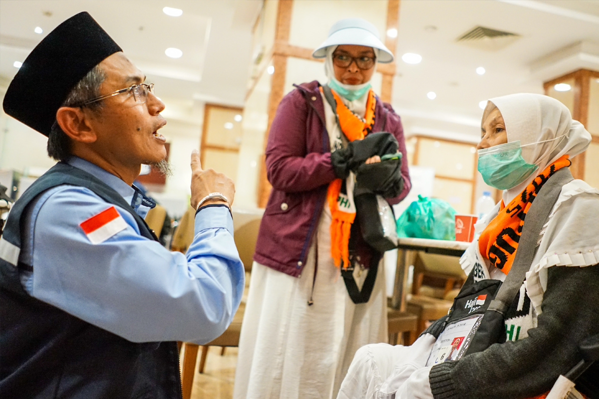 Wakil Ketua Komisi Nasional Disabilitas (KND) Deka Kurniawan berbicara dengan Junaina dan anaknya, Fatima Zahro CJH asal Jember yang sempat terpisah dengan ibunya. (Dhimas Ginanjar/JawaPos.com) - Image