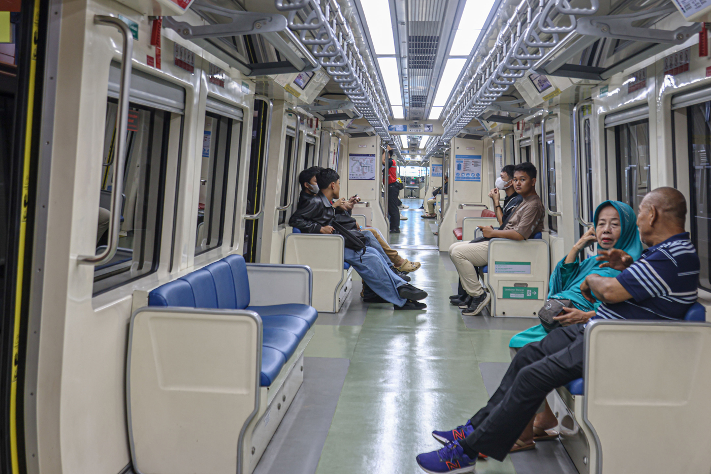 Sejumlah penumpang menaiki rangkaian LRT Jabodebek di Stasiun LRT Pancoran Bank BJB, Jakarta, Jumat (16/5/2025). (Hanung Hambara/Jawa Pos) - Image