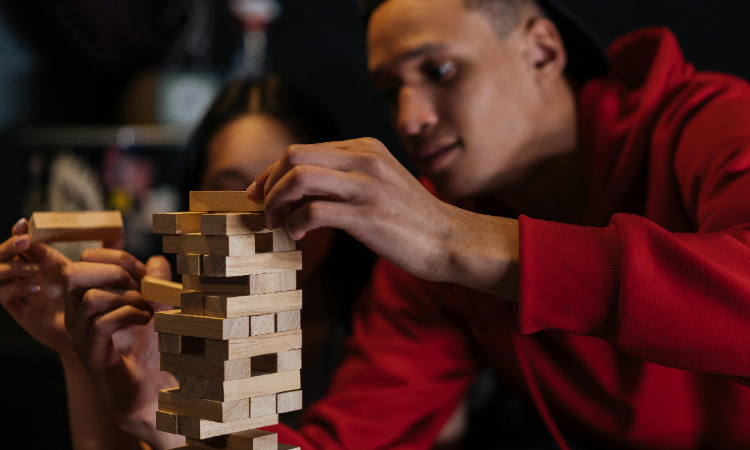 Ilustrasi: Dua orang yang sedang bermain jenga. (Pexels) - Image