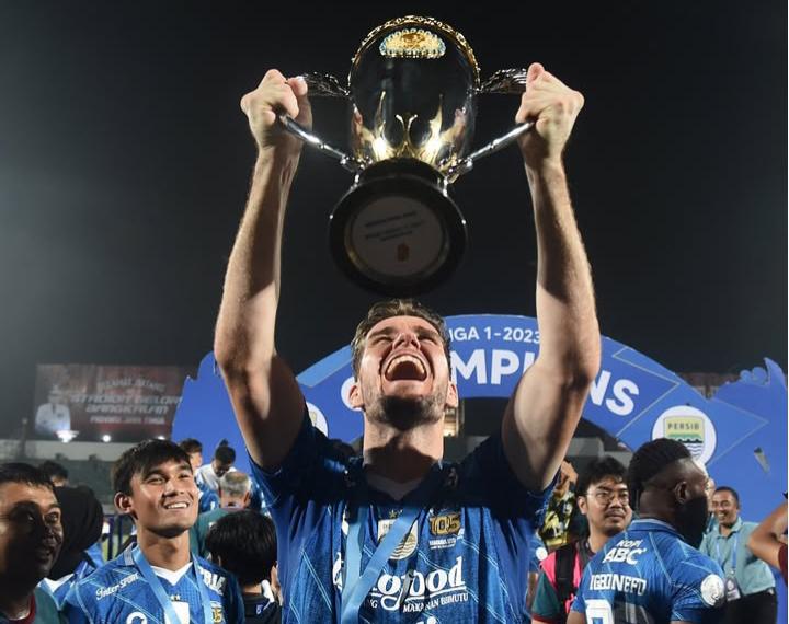 Nick Kuipers saat angkat trofi juara Liga 1 2023/2024. (Instagram @kuipersnick) - Image