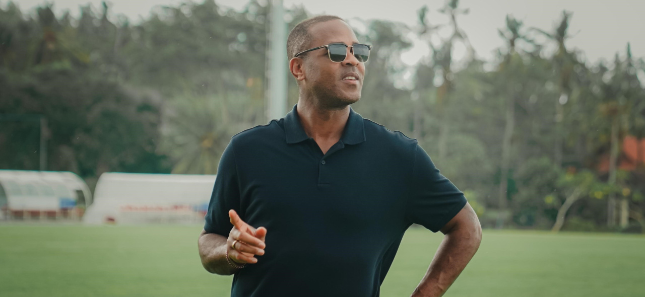 Pelatih Tim Nasional (Timnas) Indonesia Patrick Kluivert menyambangi pemusatan latihan Bali United di Pantai Purnama, Kabupaten Gianyar, Bali, Rabu (21/5/). (www.baliutd.com) - Image