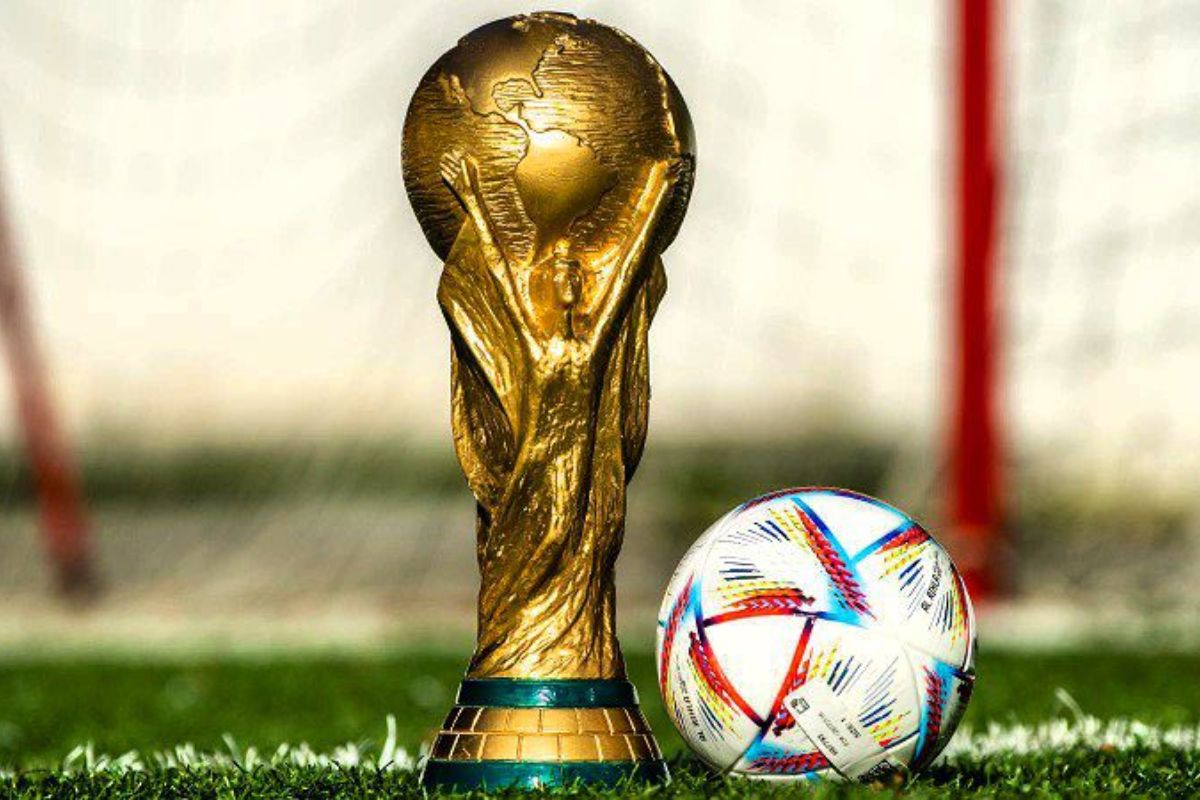 Ilustrasi Trophy Piala Dunia FIFA 2026. (@artofth/X) - Image