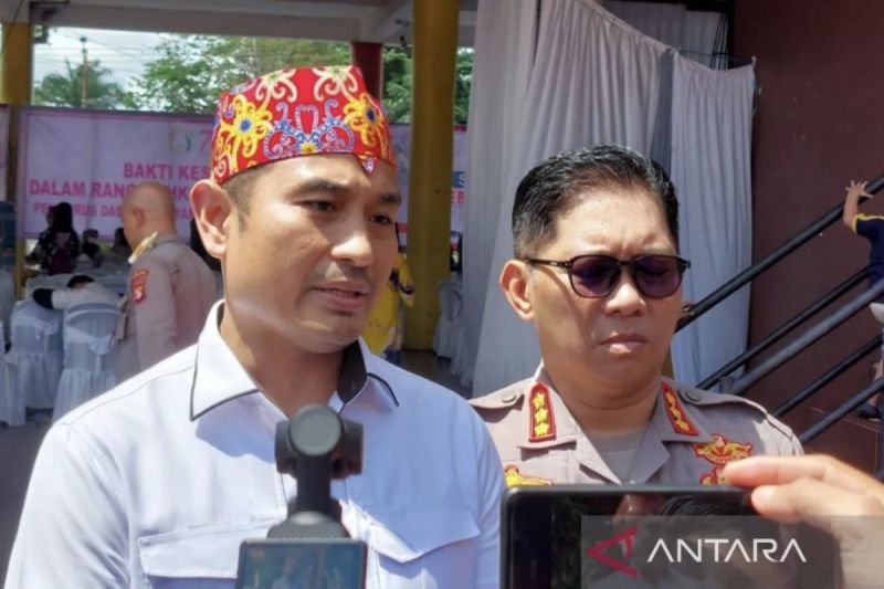 Direktur Reserse Kriminal Umum Polda Kalimantan Tengah Kombes Pol Nuredy Irwansyah Putra, bersama Kabid Humas Kombes Pol Erlan Munaji. (ANTARA/Rajib Rizali) - Image