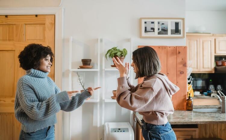 Ilustrasi rumah yang selalu bergejolak secara emosional.(Pexels.com/LizaSummer) - Image