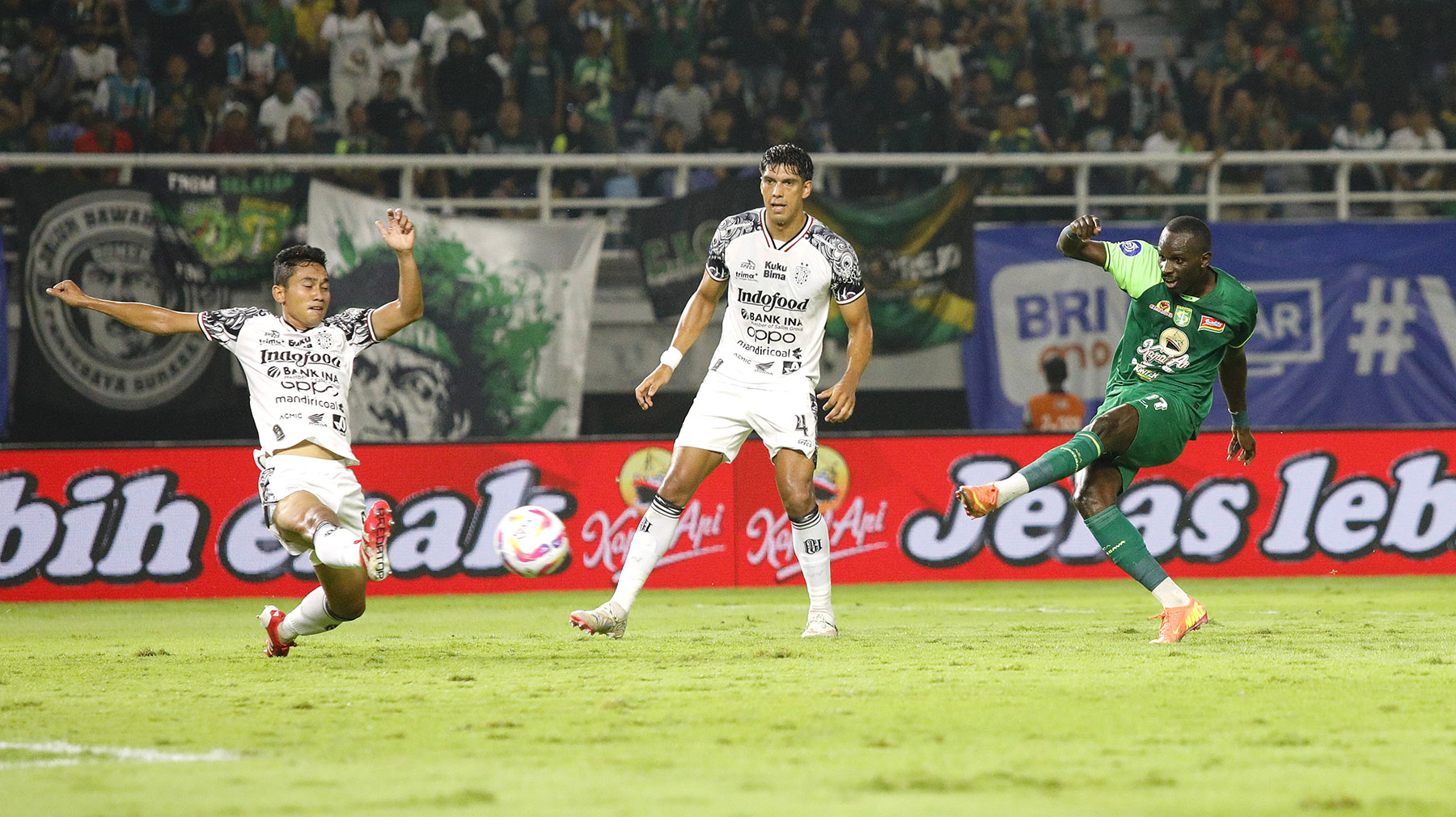 Flavio Silva (kanan), striker Persebaya melepaskan tendangan ke gawang Bali United FC pada pertandingan Liga 1 di Stadion Gelora Bung Tomo, Surabaya, Jumat (23/5). FOTO: ANGGER BONDAN/JAWA POS - Image