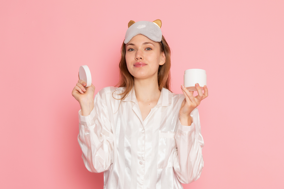 Salah satu urutan skincare malam untuk kulit dehidrasi adalah membersihkan wajah dengan pembersih tanpa busa. (KamranAydinov/Freepik) - Image
