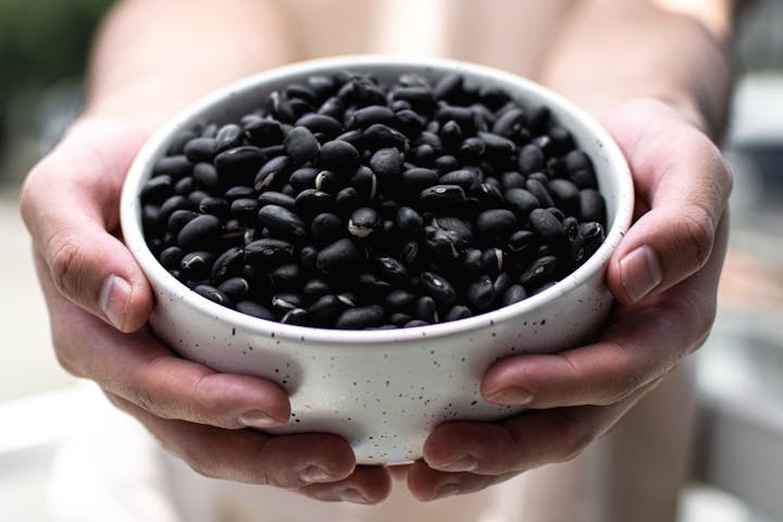 Semangkuk black beans yang penuh serat. (Pexels/Waskyria Miranda) - Image