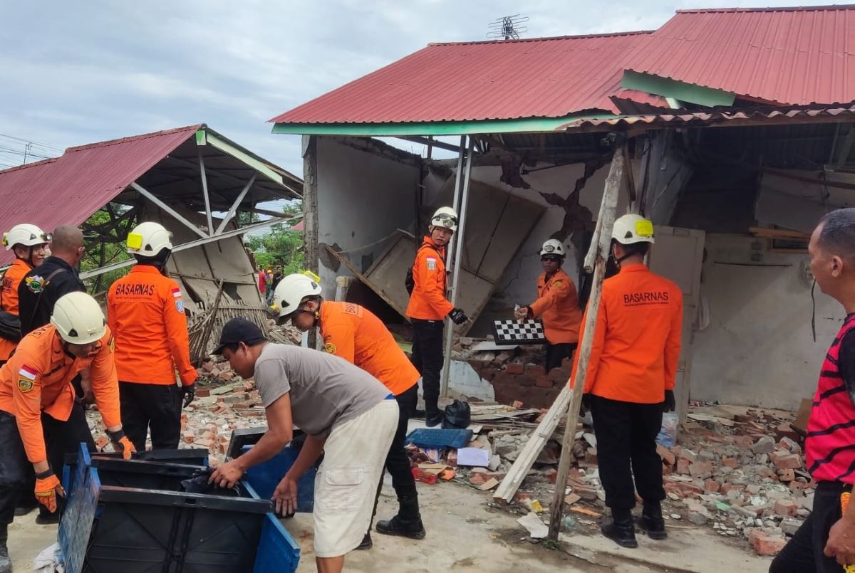 Tim SAR membantu warga terdampak gempa bumi di Bengkulu sambil melakukan assesment. (Basarnas) - Image