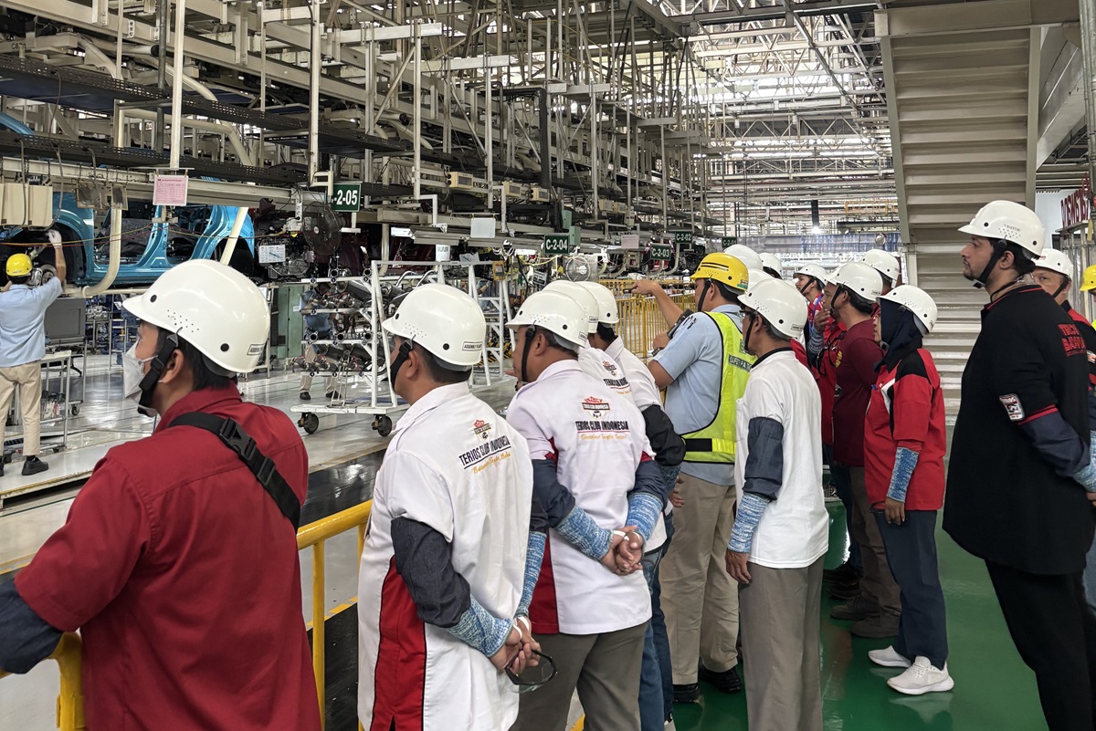 Pengguna mobil Daihatsu diajak melihat proses produksi kendaraan yang mereka pakai di pabrik Daihatsu di Karawang. (Istimewa) - Image