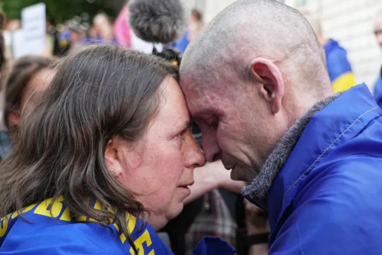 Sepasang suami istri yang kembali bertemu di wilayah Chernyhiv, Ukraina, Jumat (23/5). (Efrem Lukatsky/Foto AP) - Image