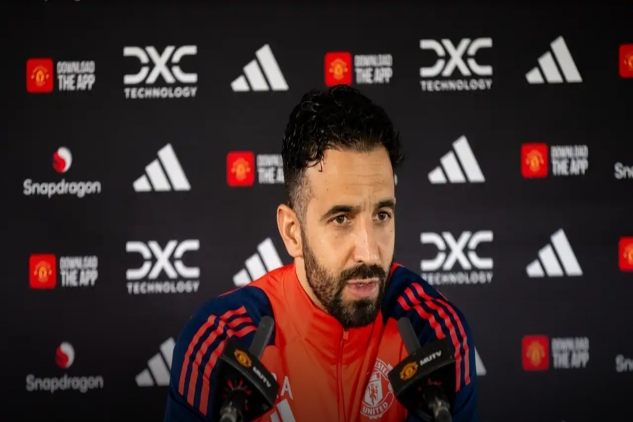 Ruben Amorim saat konferensi pers di Carrington menjelang laga kontra Aston Villa, menegaskan tekad untuk bangkit musim depan. (Dok. manutd.com) - Image