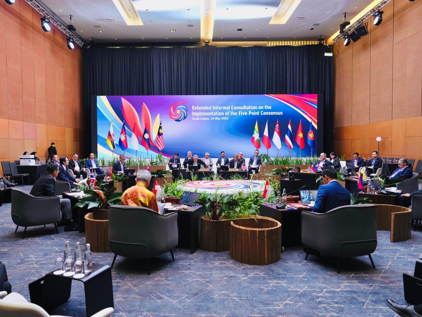Menlu-menlu ASEAN melakukan pertemuan dalam rangkaian KTT ASEAN ke 46 di Kuala Lumpur guna membahas mengenai penyelesaiaan konflik di internal Myanmar. (Kemlu) - Image