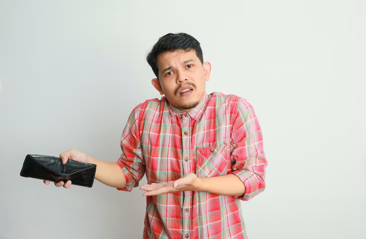 Ilustrasi kebiasaan boros yang membuat kelas menangah sulit kaya (Freepik) - Image