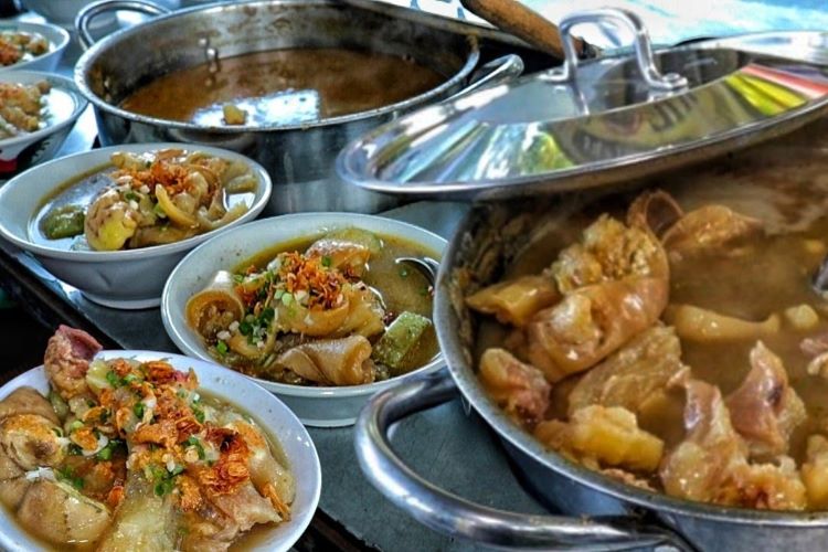 Lontong kikil super empuk, gurih di Surabaya (Dok. Cak Naryo Kuliner/YouTube) - Image