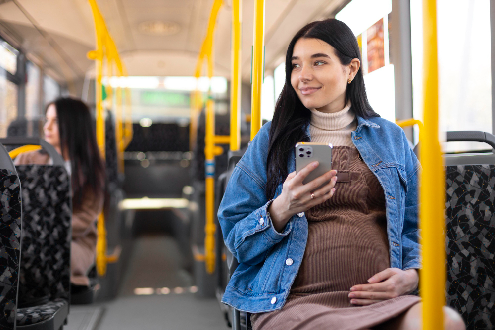 Ilustrasi ibu hamil duduk di transportasi umum. (Freepik) - Image