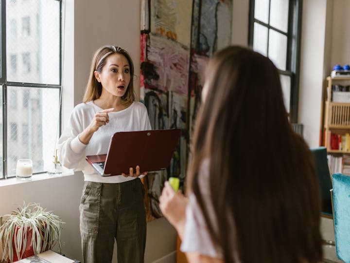 Orang tua yang sedang memarahi anaknya. (Pexels/Photo by RDNE Stock project) - Image