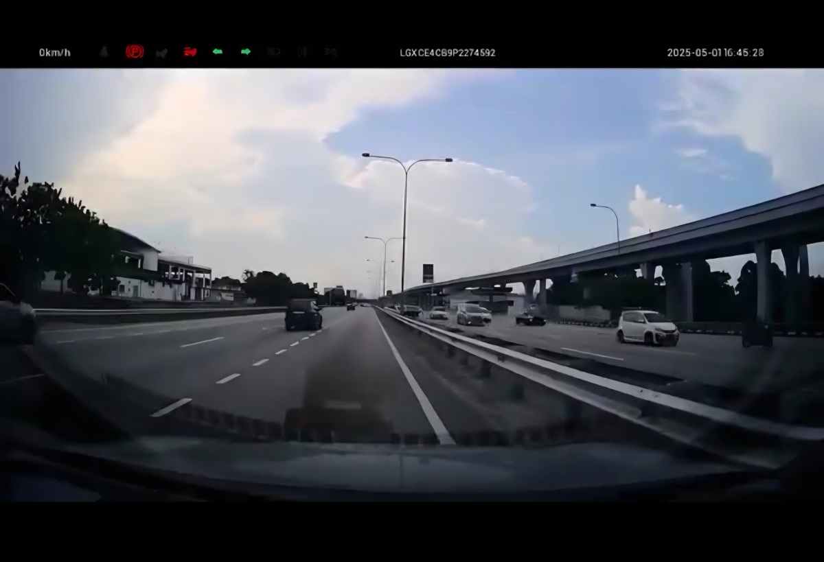 Tangkapan layar video viral pengemudi mobil listrik BYD di Malaysia tiba-tiba berhenti mendadak saat berada di jalur cepat jalan tol. (Facebook/ Nur Afifah Abdul Rahim) - Image