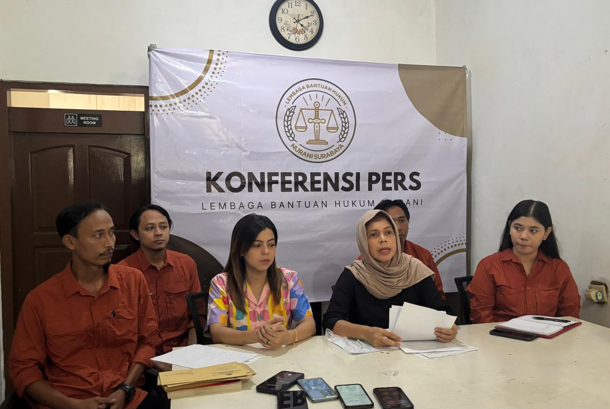 Keluarga korban ungkap kronologi meninggalnya Bhagas usai operasi amandel di salah satu rumah sakit di Sidoarjo. (Juliana Christy/JawaPos.com) - Image