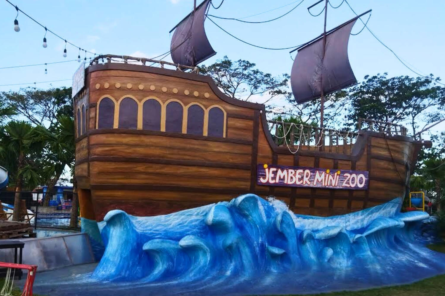 Salah satu destinasi wisata instagramable di Jember (Gmaps Jember Mini Zoo) - Image