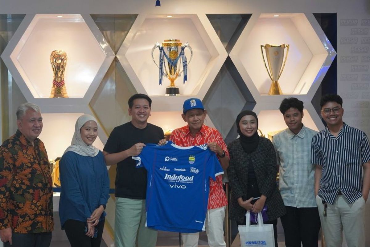 Hermawan Kartajaya bersama manajemen Persib saat mengunjungi Graha Persib usai klub menjuarai Liga 1 2024/2025. (dok. Persib) - Image