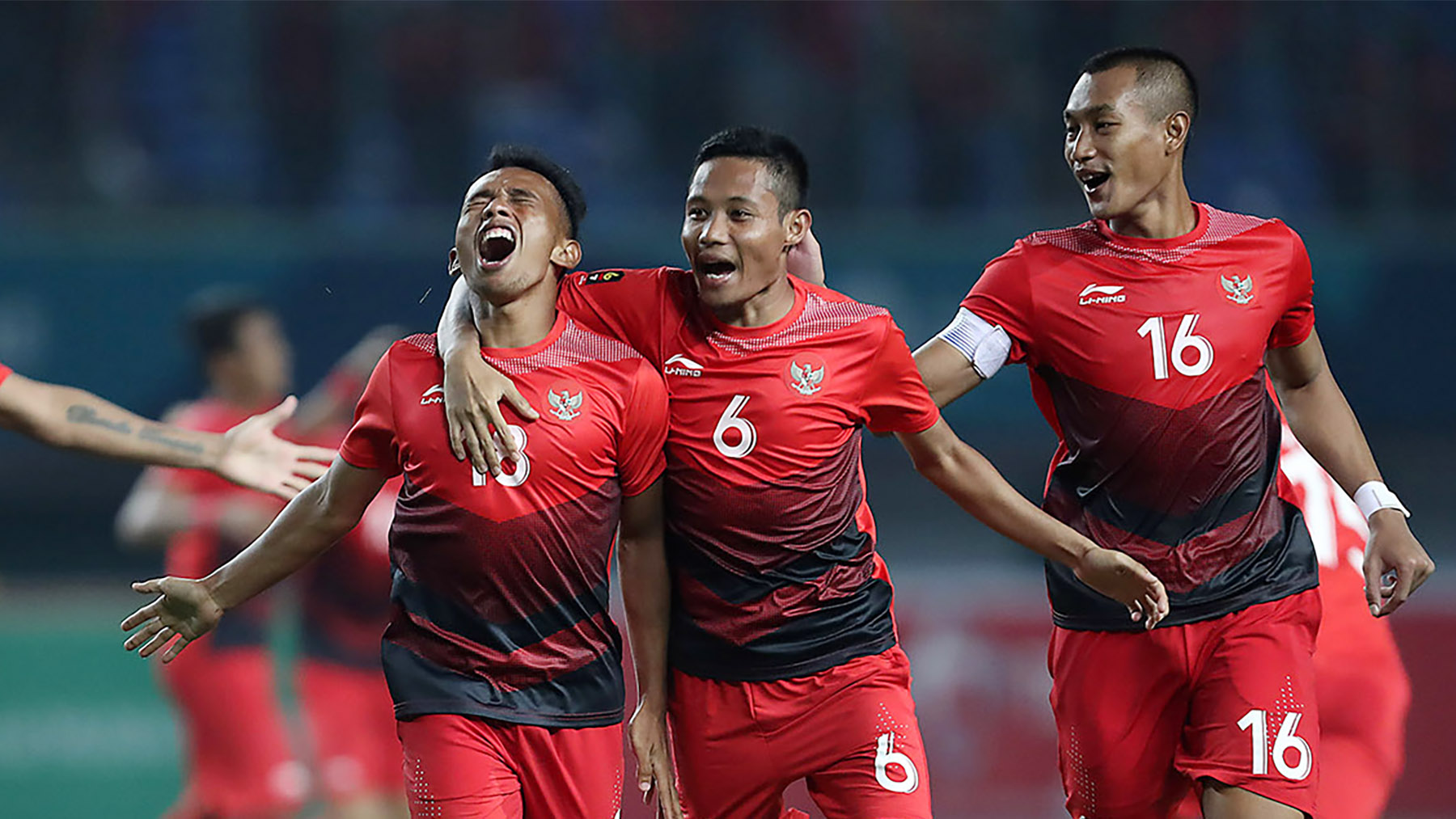 Pemain Indonesia Irfan Jaya (kiri) berselebrasi usai merobek gawang timnas Hong Kong dalam pertandingan penyisihan Grup A Asian Games XVIII di Stadion Patriot Chandrabhaga, Bekasi, Jawa Barat.