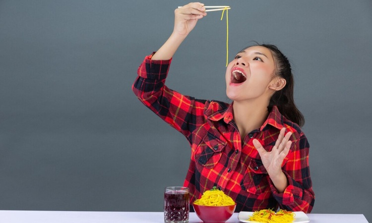 orang sedang makan (freepik) - Image