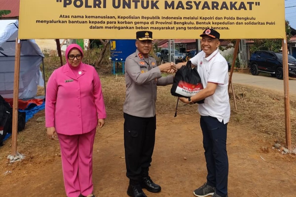 Distribusi bantuan untuk korban bencana gempa bumi di Bengkulu pada Kamis (29/5). (Polri) - Image