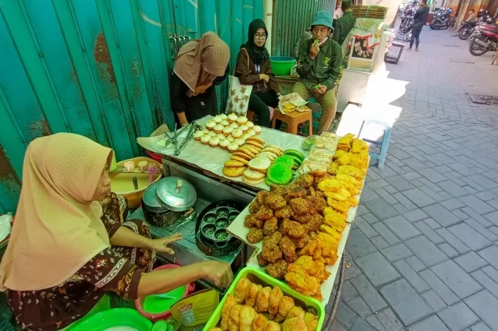 Kondisi Pasar Blauran Surabaya saat menjajakan kuliner tradisional. (fajar mujianto/jawapos.com) - Image