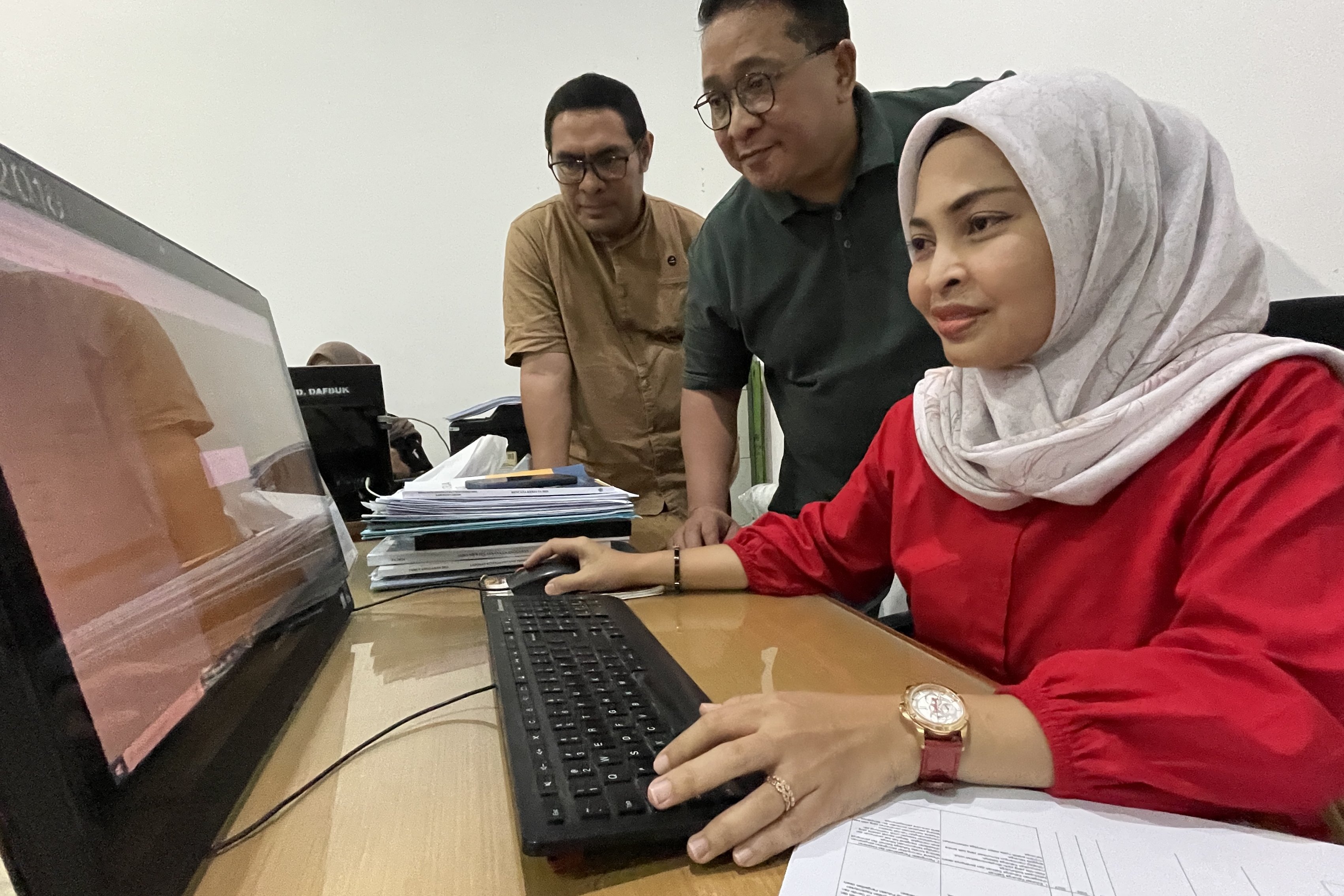 Petugas Dispendukcapil memeriksa data penduduk. (Galih Wicaksono/Jawa Pos) - Image