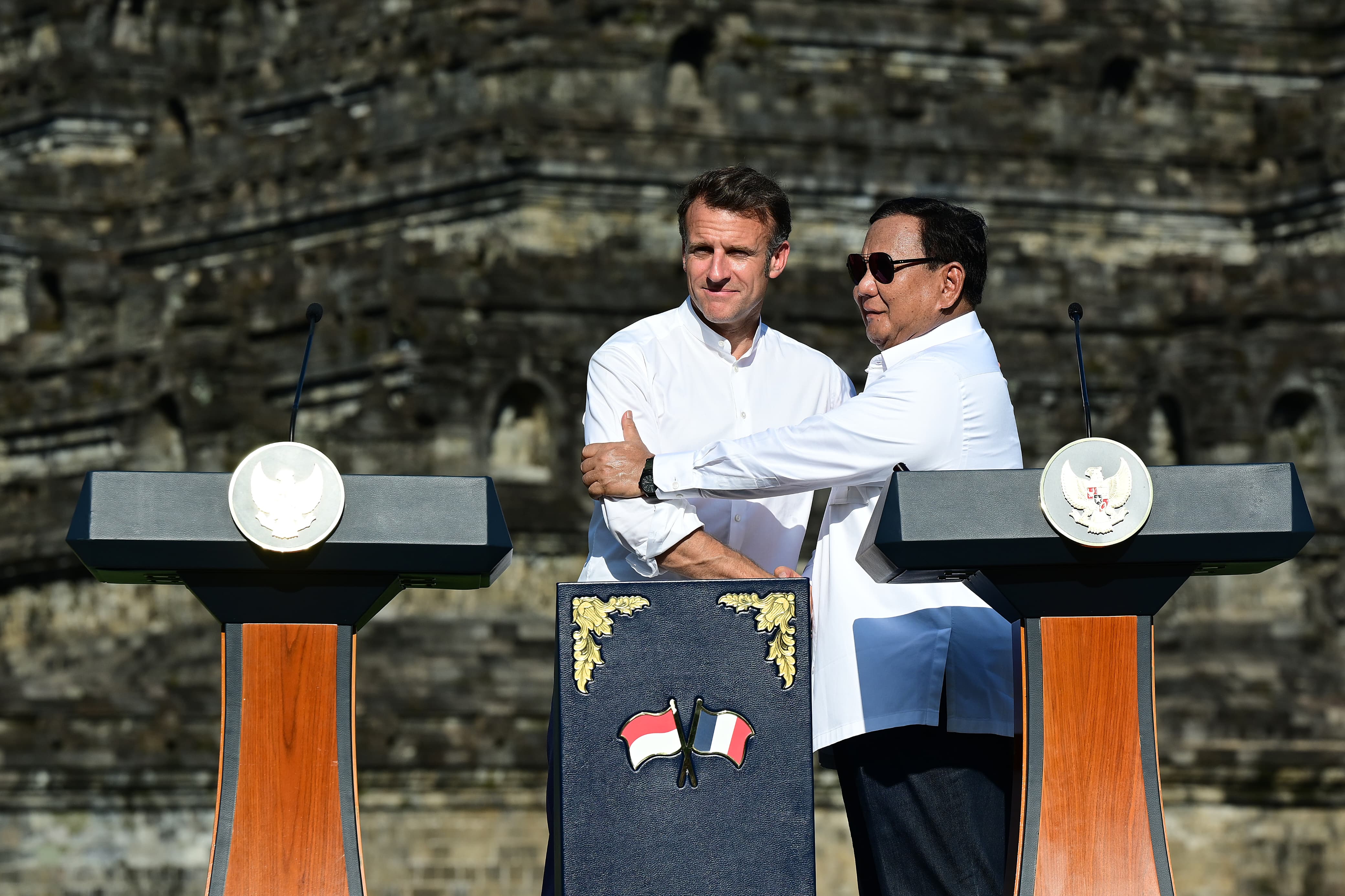 Presiden Prabowo Subianto bersama Presiden Prancis Emmanuel Macron saat kunjungan di Candi Borobudur, Kabupaten Magelang, Jawa Tengah, Kamis (29/5/2025). (Muchlis Jr - Biro Pers Sekretariat Presiden) - Image