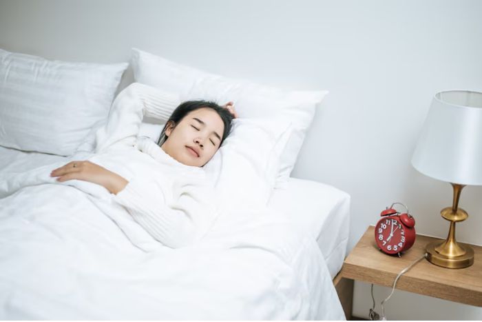 Ilustrasi enam kebiasaan sebelum tidur yang cenderung dimiliki oleh kebanyakan dari kita yang membutuhkan banyak alarm untuk bengun tidur. (Freepik/jcomp) - Image
