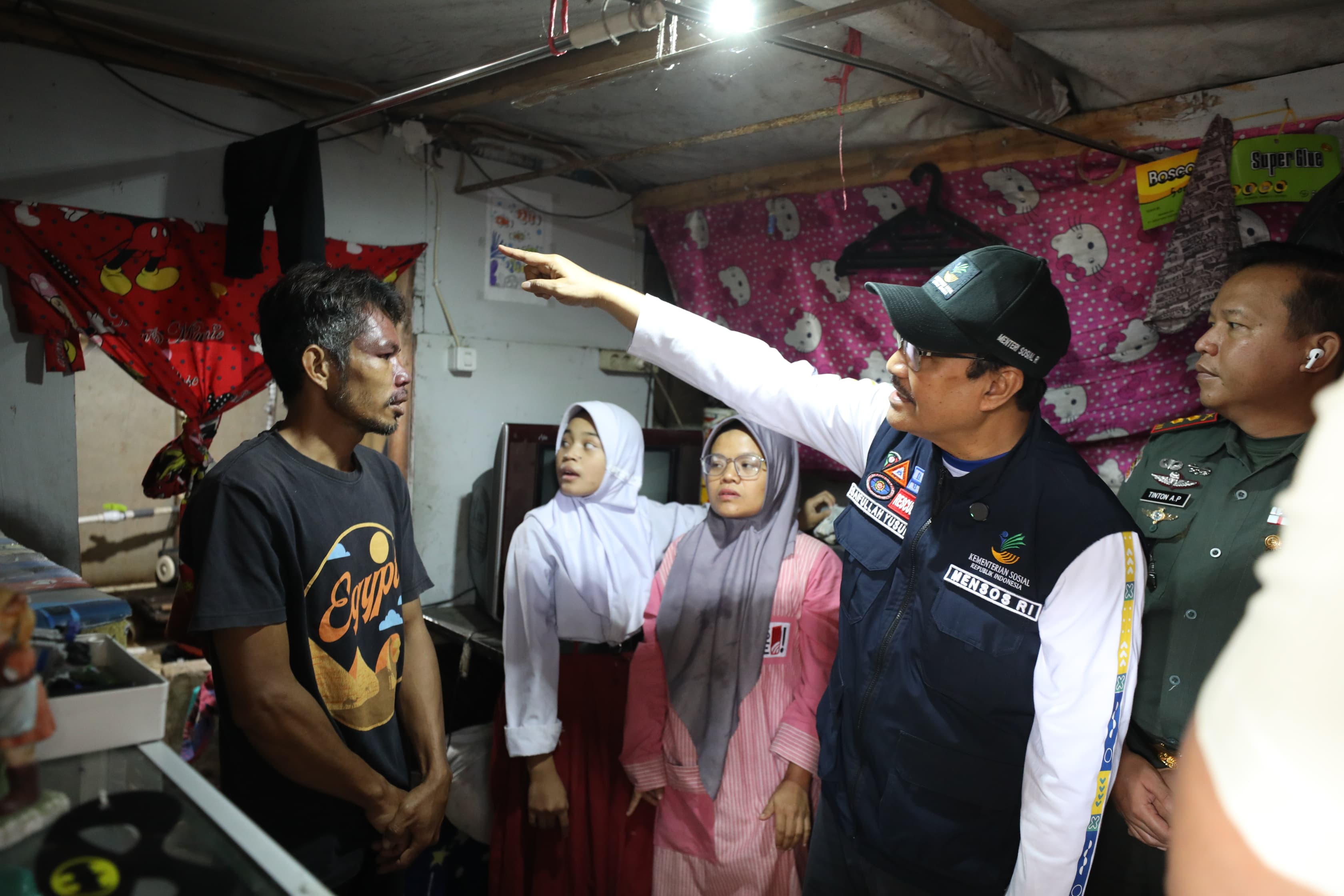 Mensos Gus Ipul saat mengunjungi rumah orang tua calon siswa sekolah rakyat di Kabupaten Bandung, Jawa Barat, Kamis (29/5). (Humas Kemensos) - Image