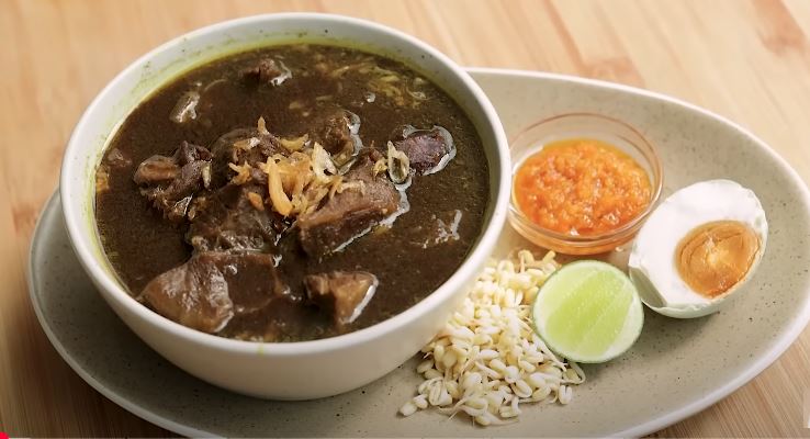 Resep rawon khas Jawa Timur untuk menu Idul Adha (YouTube Devina Hermawan) - Image