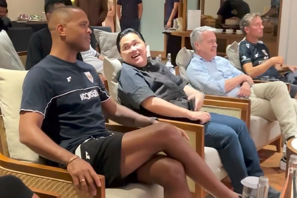 Ketua Umum PSSI Erick Thohir menggelar nonton bareng final Liga Champions 2024/2025 antara PSG vs Inter Milan. (Dok: Instagram Erick Thohir) - Image