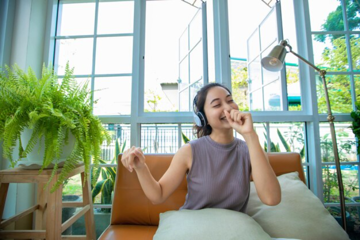 seseorang yang tanpa sadar sering bersenandung./Freepik. - Image