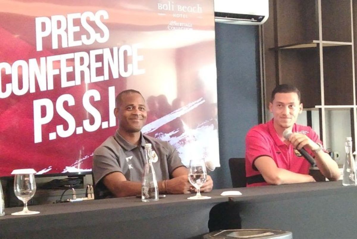 Pelatih Timnas Indonesia Patrick Kluivert (kiri) bersama Kapten Timnas Indonesia Jay Idzes. (Dewa Ketut Sudiarta Wiguna/Antara) - Image